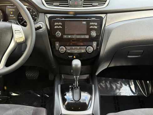 Used 2016 Nissan Rogue SV image 19