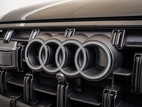 Certified 2025 Audi Q7 3.0T Premium Plus image 3