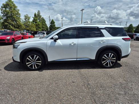 Certified 2025 Nissan Pathfinder Platinum w/ Cargo Package FWD image 5