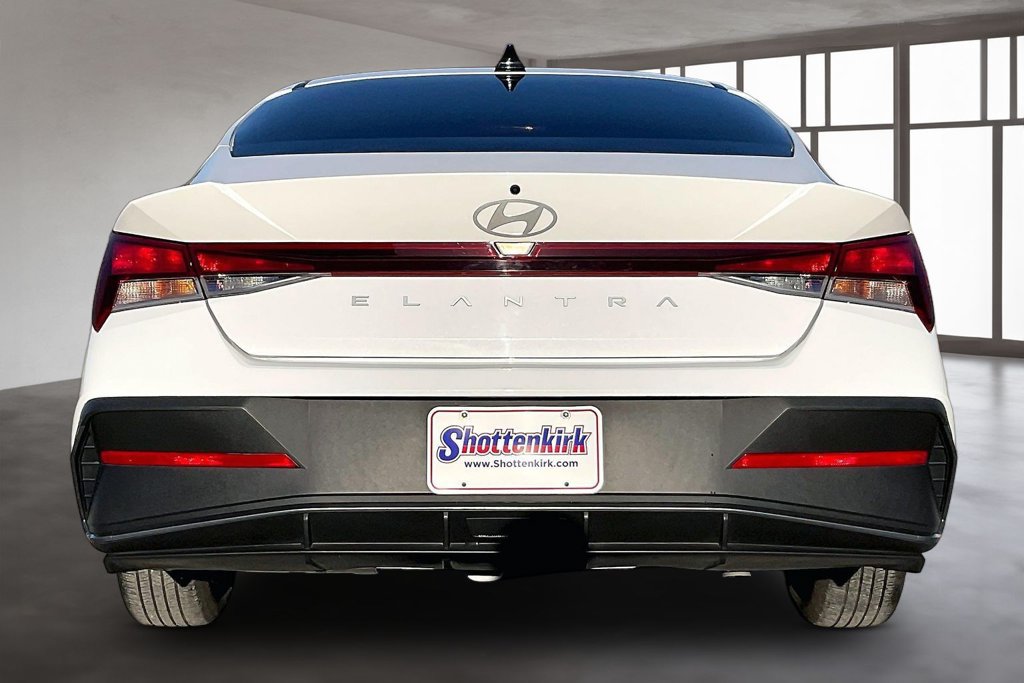 Used 2024 Hyundai Elantra SE FWD image 5