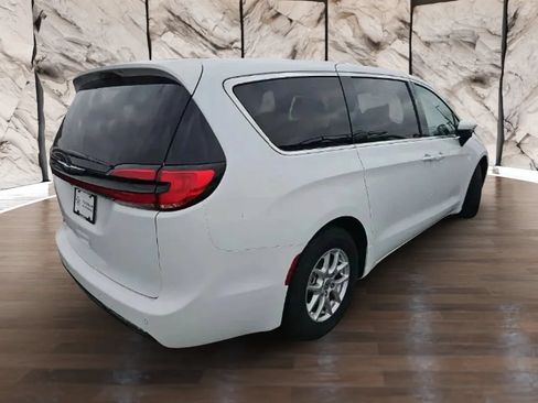Used 2023 Chrysler Pacifica Touring-L FWD image 3