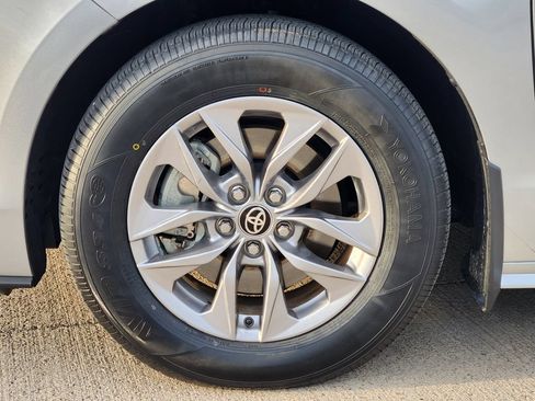 Used 2025 Toyota Sienna XLE FWD image 9