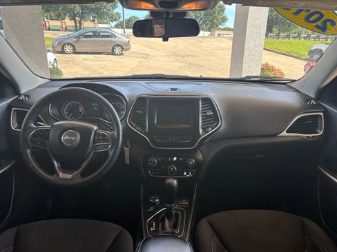 Used 2019 Jeep Cherokee Latitude w/ Popular Appearance Group image 9