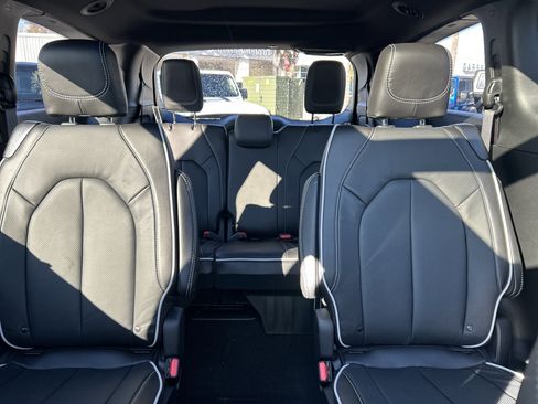 New 2026 Chrysler Pacifica Limited image 16