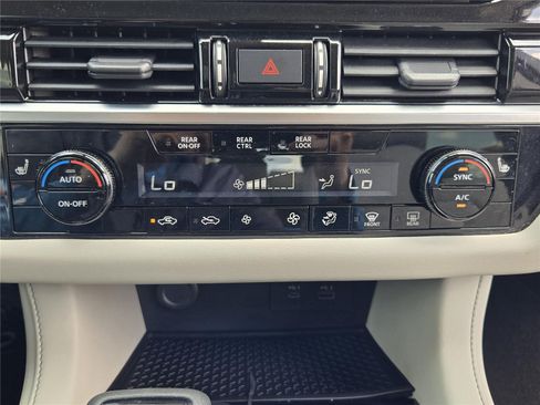 Used 2022 Nissan Pathfinder SV FWD image 16