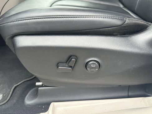 Used 2024 Chrysler Pacifica Select image 21