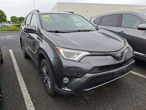 Used 2018 Toyota RAV4 XLE AWD/4WD image 2