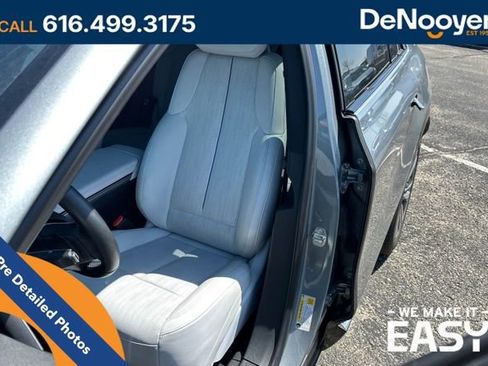Used 2024 Cadillac Lyriq Luxury AWD/4WD image 16
