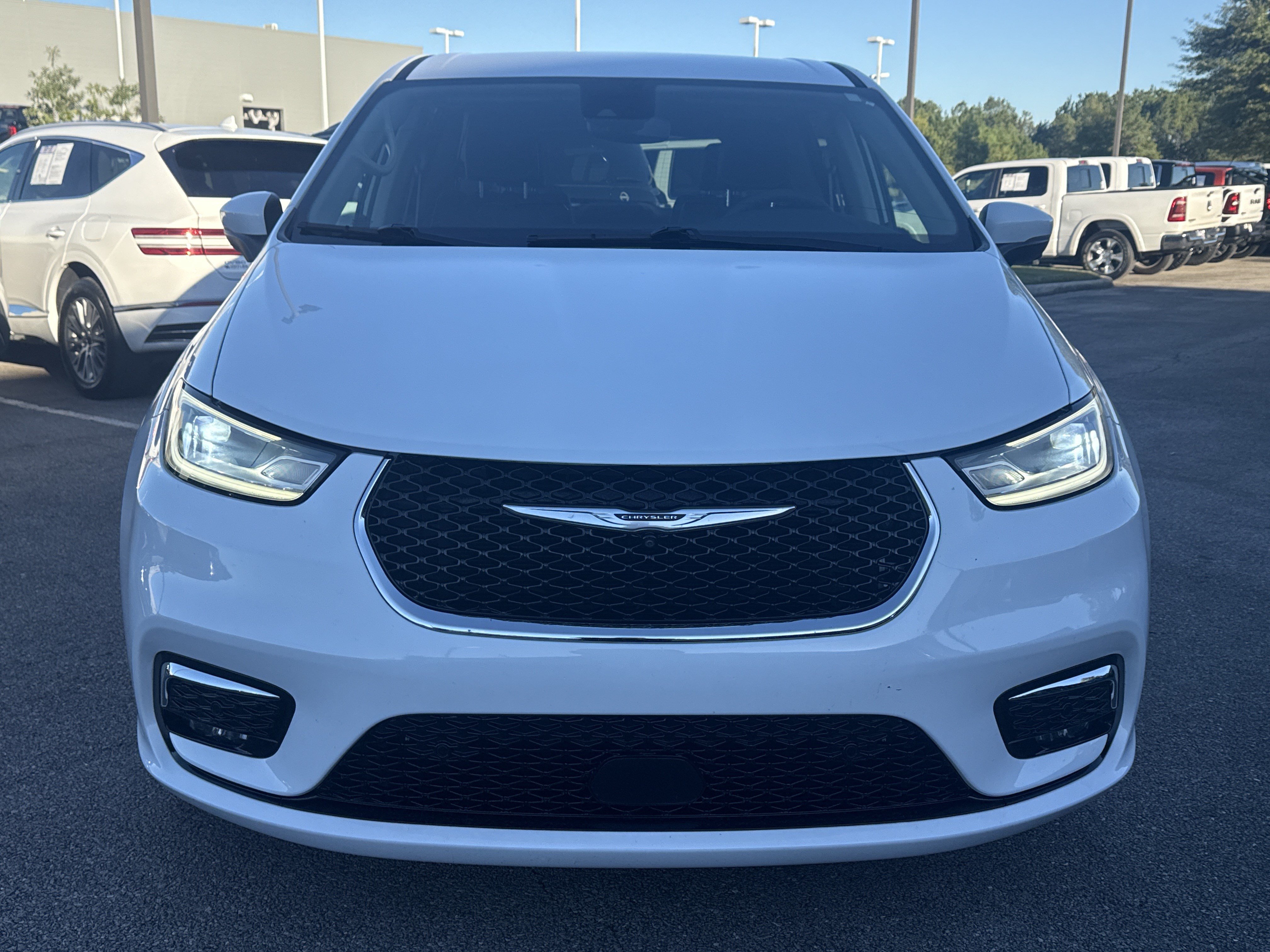 Used 2023 Chrysler Pacifica Touring-L w/ Uconnect Theater Family Group AWD/4WD image 2