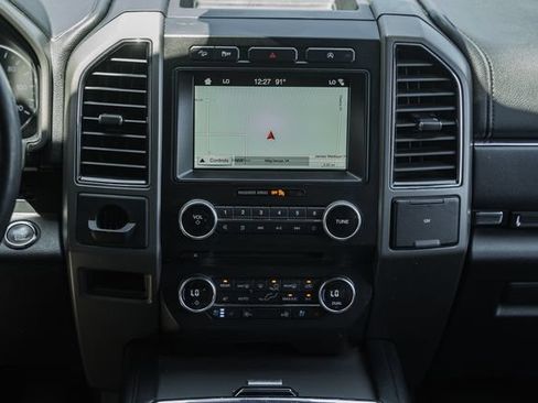 Used 2018 Ford Expedition XLT w/ Equipment Group 202A AWD/4WD image 30
