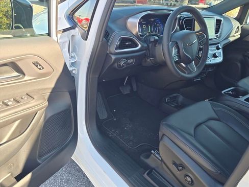 New 2026 Chrysler Pacifica Select image 4