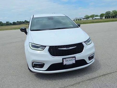 Used 2025 Chrysler Pacifica Select FWD image 2