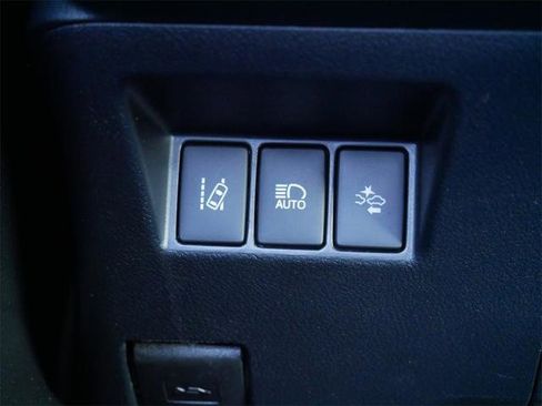 Certified 2018 Toyota Yaris LE image 29