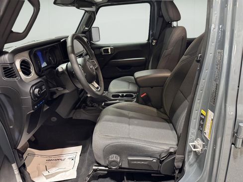 Used 2025 Jeep Wrangler Unlimited Sahara AWD/4WD image 9