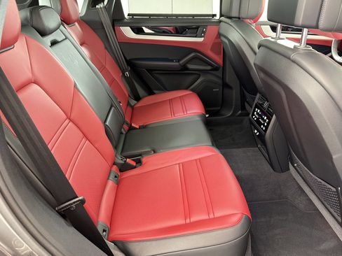 Certified 2025 Porsche Cayenne S AWD/4WD image 30
