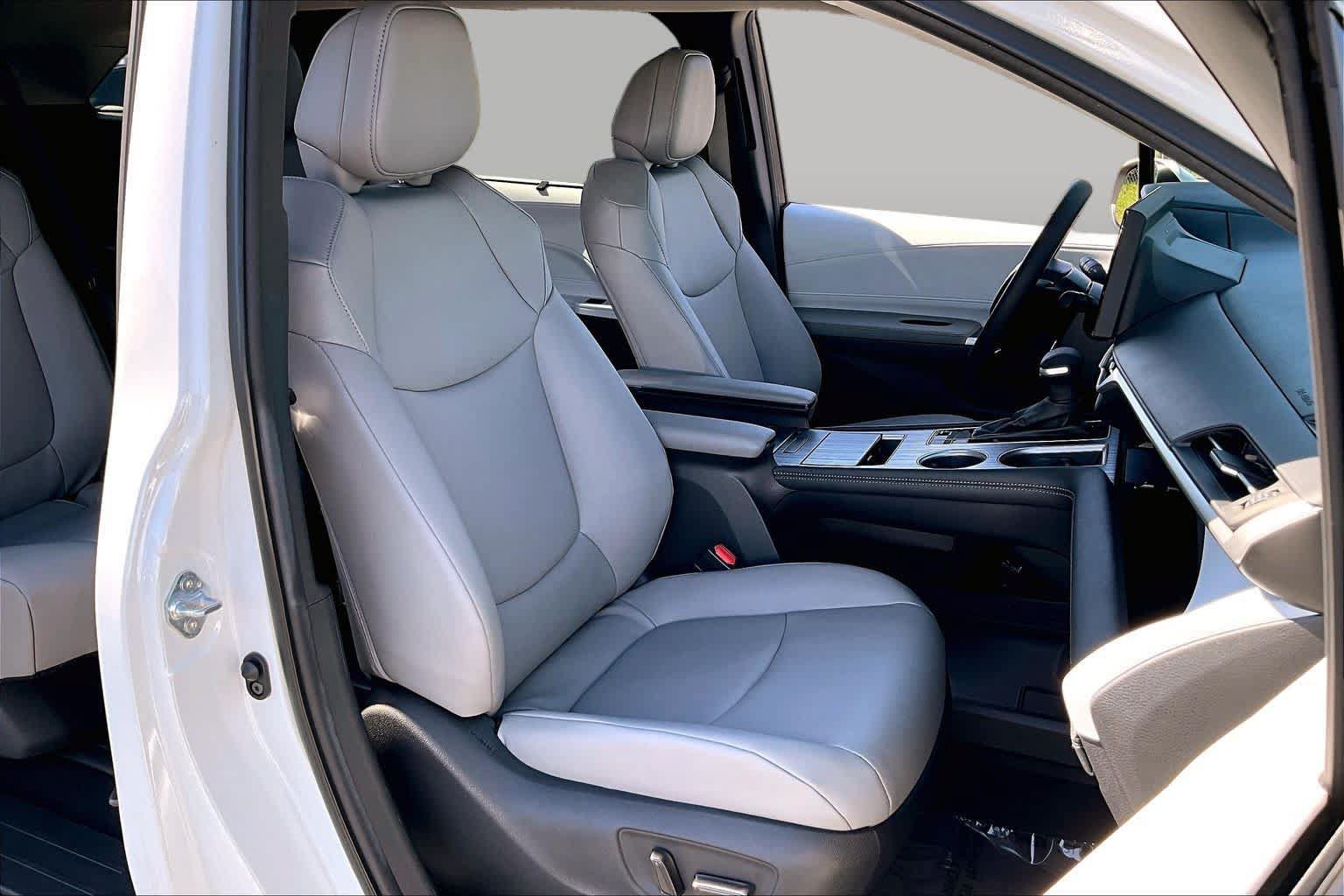 Used 2025 Toyota Sienna XLE FWD image 9