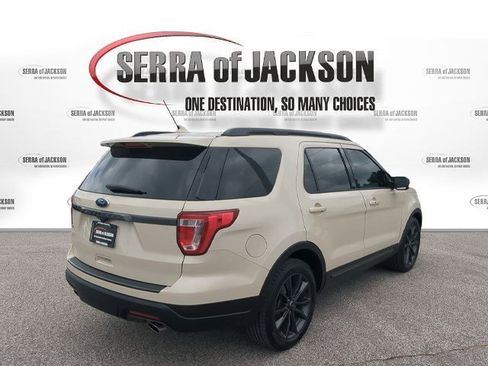Used 2018 Ford Explorer XLT w/ Equipment Group 202A FWD image 8