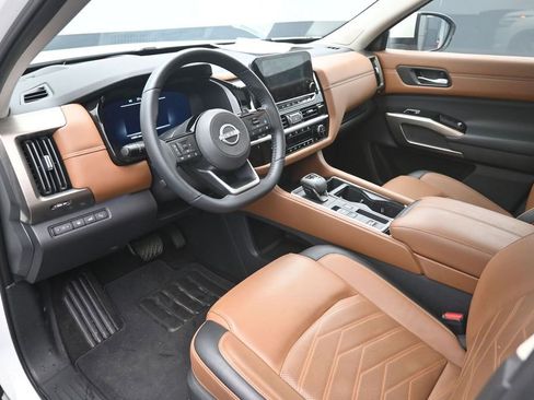 Used 2024 Nissan Pathfinder Platinum FWD image 19