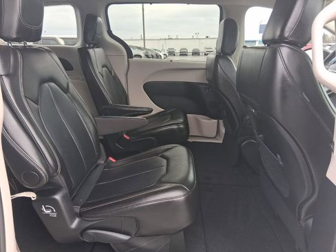 Used 2024 Chrysler Pacifica Touring-L FWD image 17