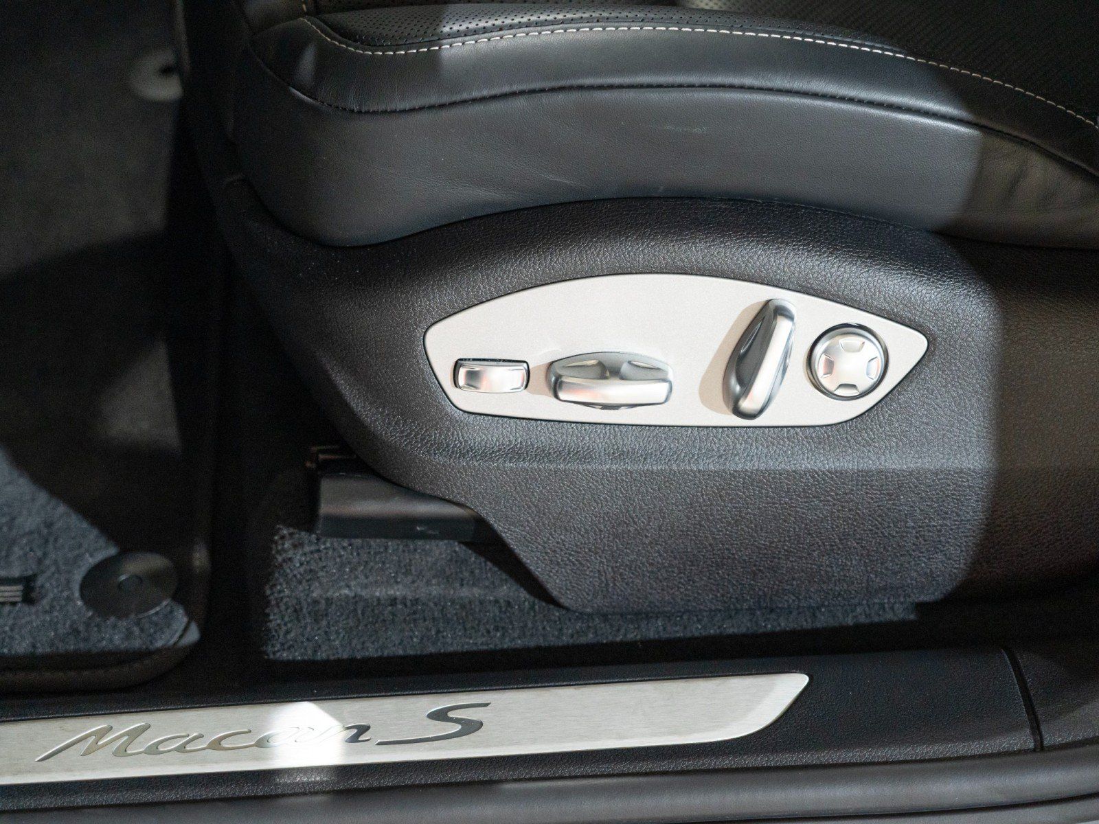 Used 2026 Porsche Macan S AWD/4WD image 12
