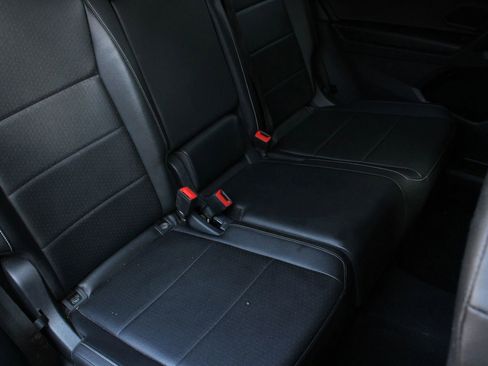 Used 2021 Volkswagen Tiguan SE image 33