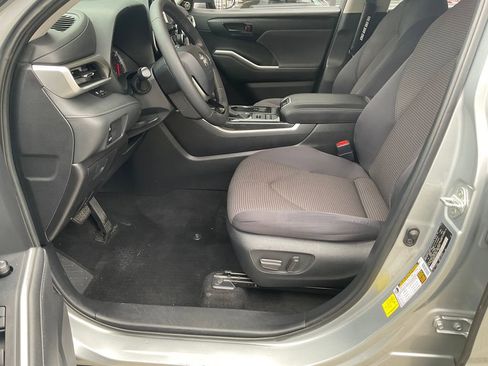 Used 2020 Toyota Highlander LE image 10