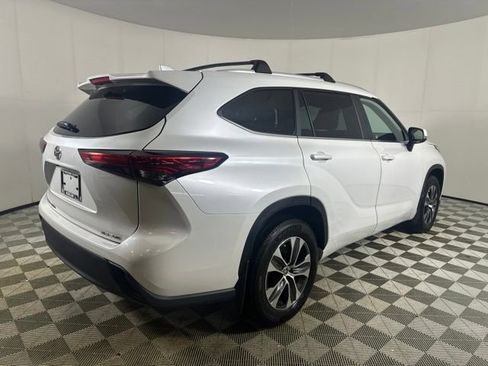 Used 2023 Toyota Highlander XLE AWD/4WD image 6
