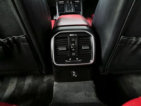 Certified 2024 Porsche Macan image 20