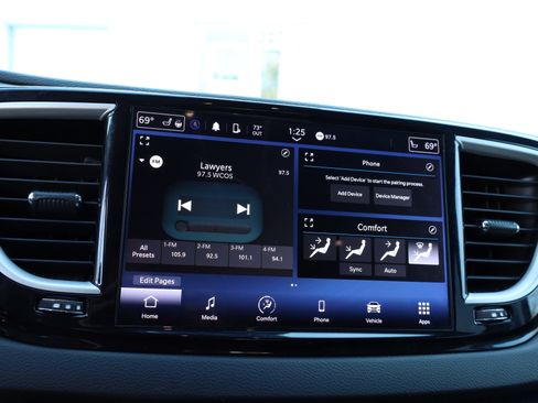 Used 2023 Chrysler Pacifica Touring-L image 32