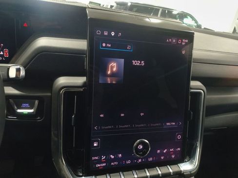 Used 2025 GMC Yukon XL Denali AWD/4WD image 8