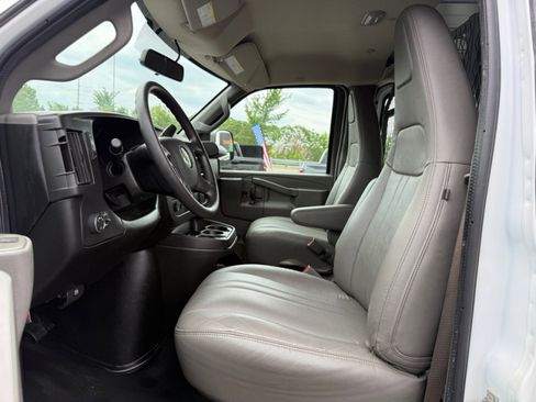 Used 2018 Chevrolet Express 2500 w/ Driver Convenience Package RWD image 27