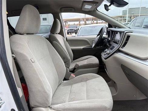 Used 2020 Toyota Sienna L image 26