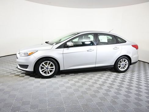 Used 2017 Ford Focus SE FWD image 2