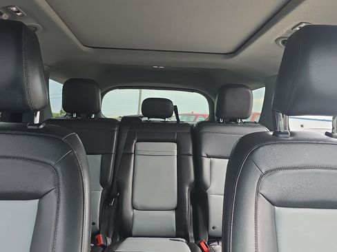Used 2022 Ford Explorer XLT w/ Equipment Group 202A AWD/4WD image 14