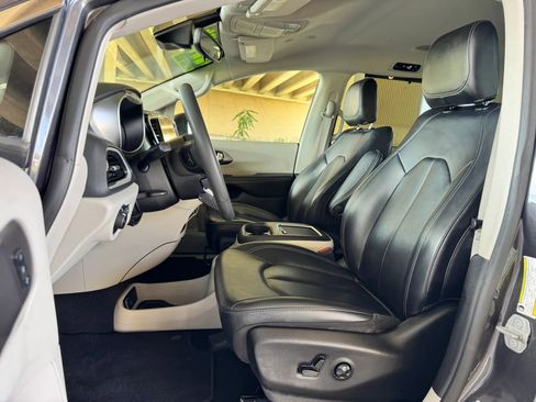Used 2023 Chrysler Pacifica Touring-L FWD image 11