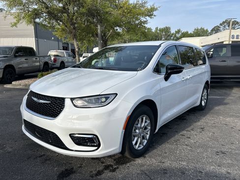 New 2026 Chrysler Pacifica Select image 3