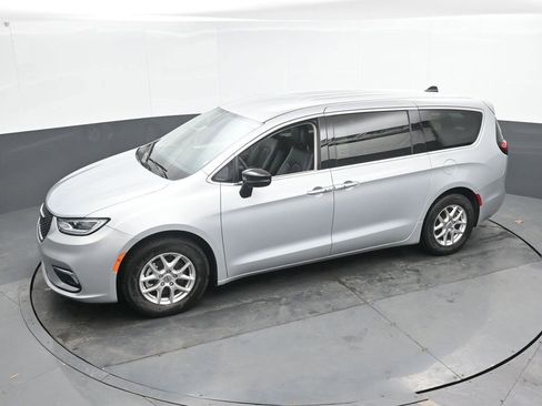 Used 2024 Chrysler Pacifica Touring-L FWD image 35