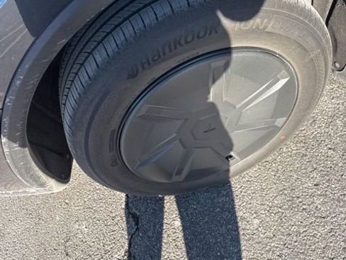 Used 2026 Tesla Model Y 2WD image 36