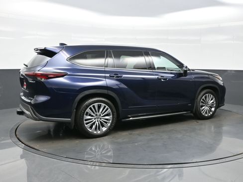Used 2024 Toyota Highlander Platinum AWD/4WD image 6