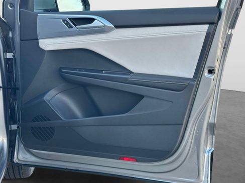 Certified 2025 Volkswagen Taos SE AWD/4WD image 9