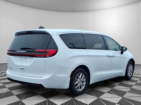 Used 2024 Chrysler Pacifica Touring-L image 7