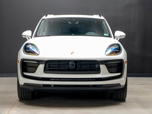 Certified 2026 Porsche Macan AWD/4WD image 10