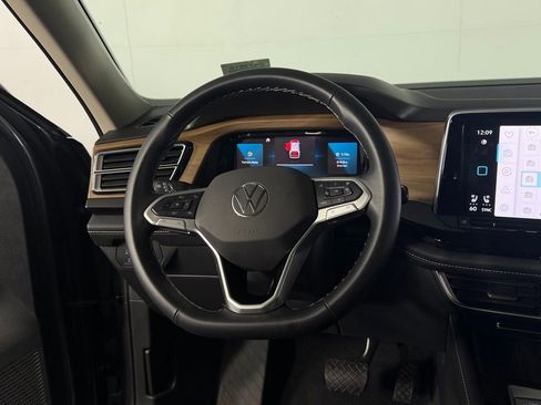 Used 2025 Volkswagen Atlas SE FWD image 16