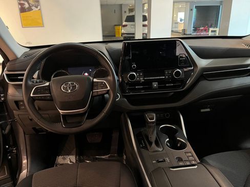Used 2025 Toyota Highlander LE FWD image 36