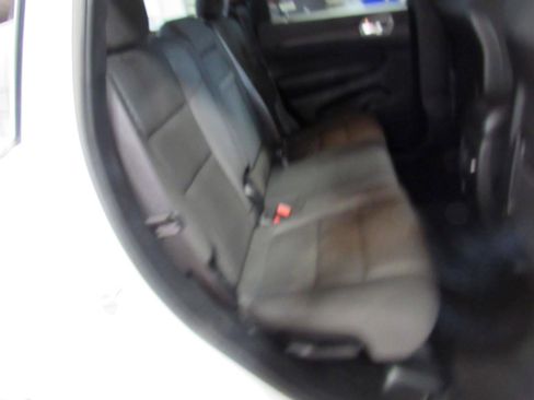 Used 2021 Jeep Grand Cherokee Laredo AWD/4WD image 29