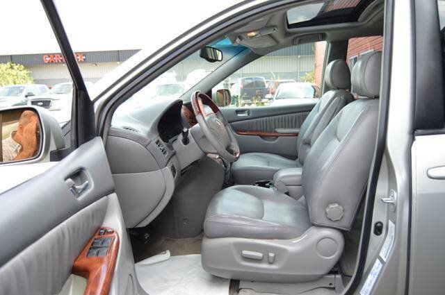 Used 2004 Toyota Sienna XLE Limited w/ Limited Pkg 5 FWD image 11