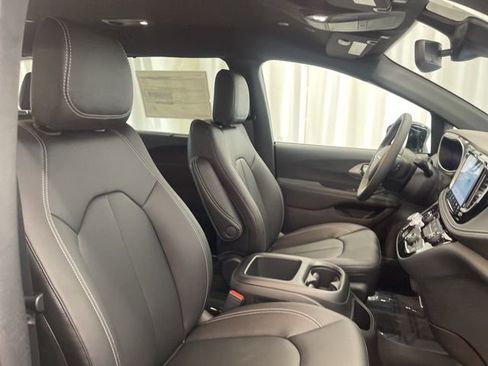 New 2026 Chrysler Pacifica Select image 30