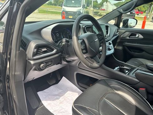 Used 2025 Chrysler Pacifica Limited FWD image 30