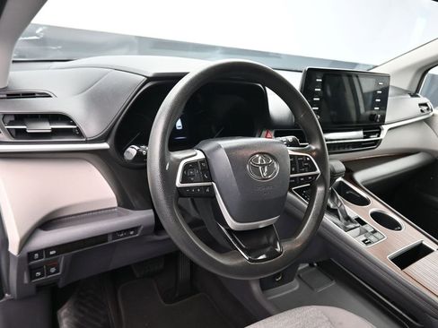 Used 2021 Toyota Sienna LE image 13