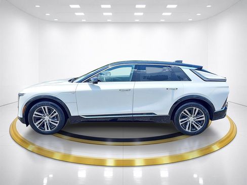 Certified 2025 Cadillac Lyriq Luxury w/ LPO, Floor Liner Package AWD/4WD image 8